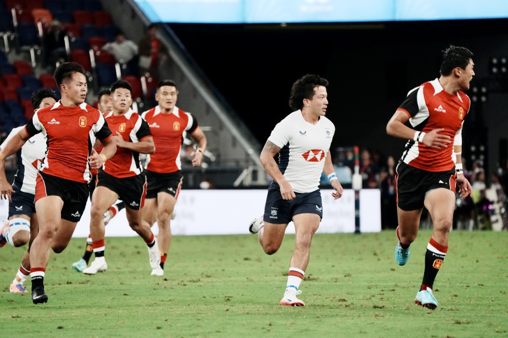 港男子隊旗開得勝。