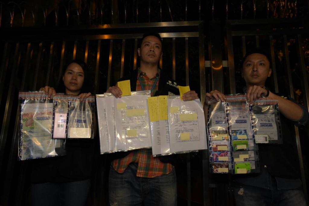警方檢獲與案件有關的銀行卡及大量匯款單。黃文威攝