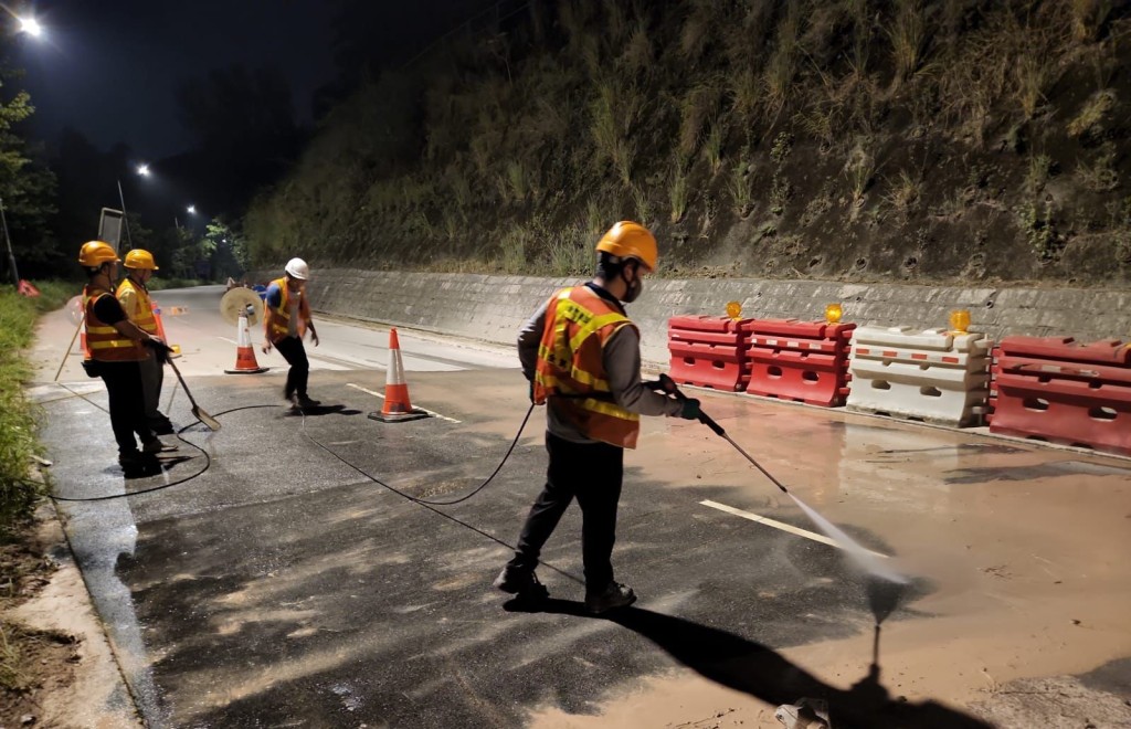 道路全面恢復通車。路政署FB