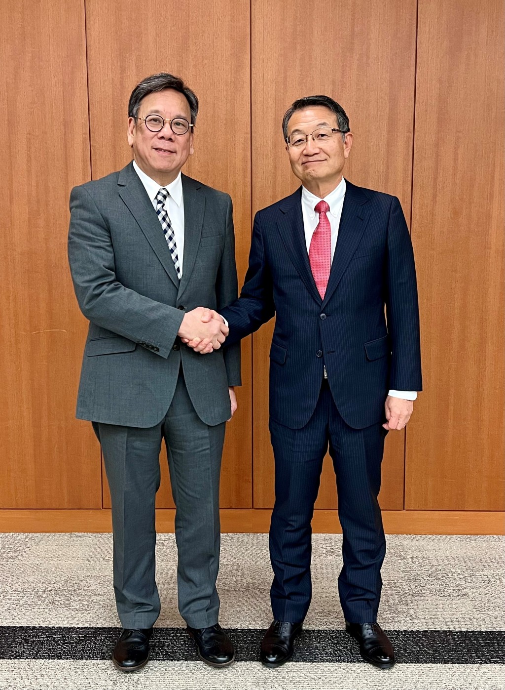 丘应桦（左）和日本‧香港经济委员会委员长池田润一郎（右）在会议前合照。