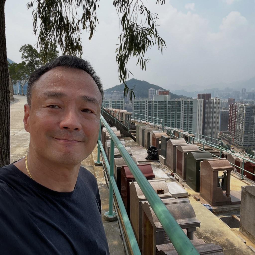 王喜今年8月晒出到墳場拜祭的照片。 王喜今年8月晒出到墳場拜祭的照片。