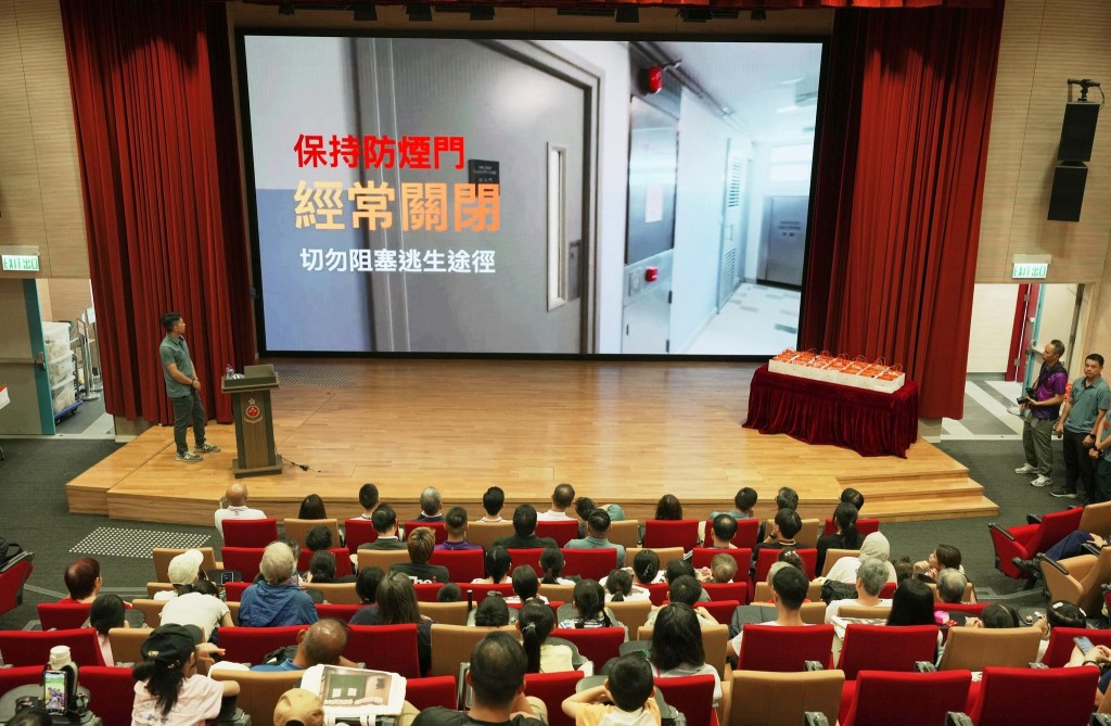 透過講座加強居民的家居消防安全知識及應急準備能力。消防處fb 透過講座加強居民的家居消防安全知識及應急準備能力。消防處fb