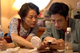 不論是20、30還是40歲的成年人,只要面對著被稱作「高級大人」的父母、長輩,其平日累積的生活技能與決策能力,彷彿會瞬間「退化」成孩童時期。 不論是20、30還是40歲的成年人,只要面對著被稱作「高級大人」的父母、長輩,其平日累積的生活技能與決策能力,彷彿會瞬間「退化」成孩童時期。