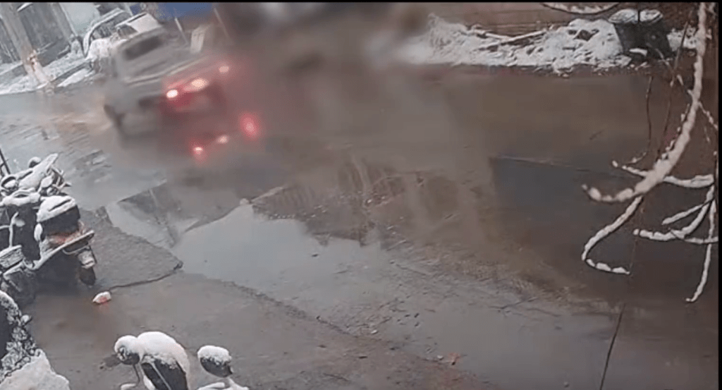 小貨車撞飛11歲男孩後逃逸。 小貨車撞飛11歲男孩後逃逸。