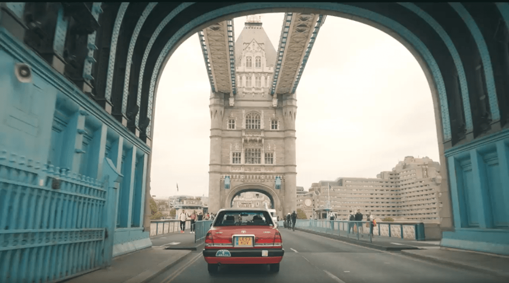 转眼间「红的」到达伦敦桥。