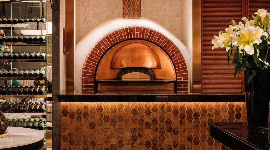 餐厅由顶级名厨Alfonso Iaccarino坐镇，他将其家乡最地道的南意风味带来澳门，为本地食客塑造了全新的意式休闲餐饮标竿。