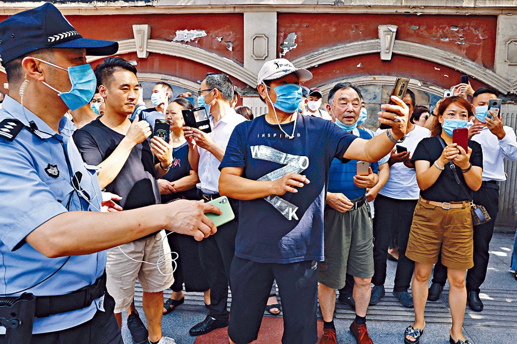 ■市民蜂拥成都总领事馆门口拍照。