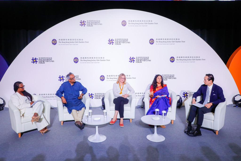 在題為「普惠弱勢社群」的專題討論中,由香港社會服務聯會主席、馬會董事陳智思 (右一)主持,兒童投資基金會(非洲)執行總監 Faustina Fynn-Nyame(左一)、Piramal 基金會行政總裁 Aditya Natraj(左二)、香港大學經濟學教授 Uta Schönberg 教授(中)、Bridgespan 集團合夥人兼聯席主管(亞洲及非洲)Pritha Venkatachalam(右二)一同討論城市政策如何確保邊緣社群把握經濟機會。