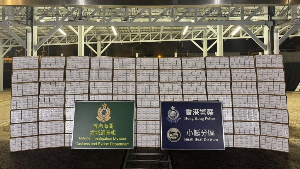 行动侦破两宗走私案件,检获共220多万支怀疑私烟,估计市值约1020多万元。 行动侦破两宗走私案件,检获共220多万支怀疑私烟,估计市值约1020多万元。