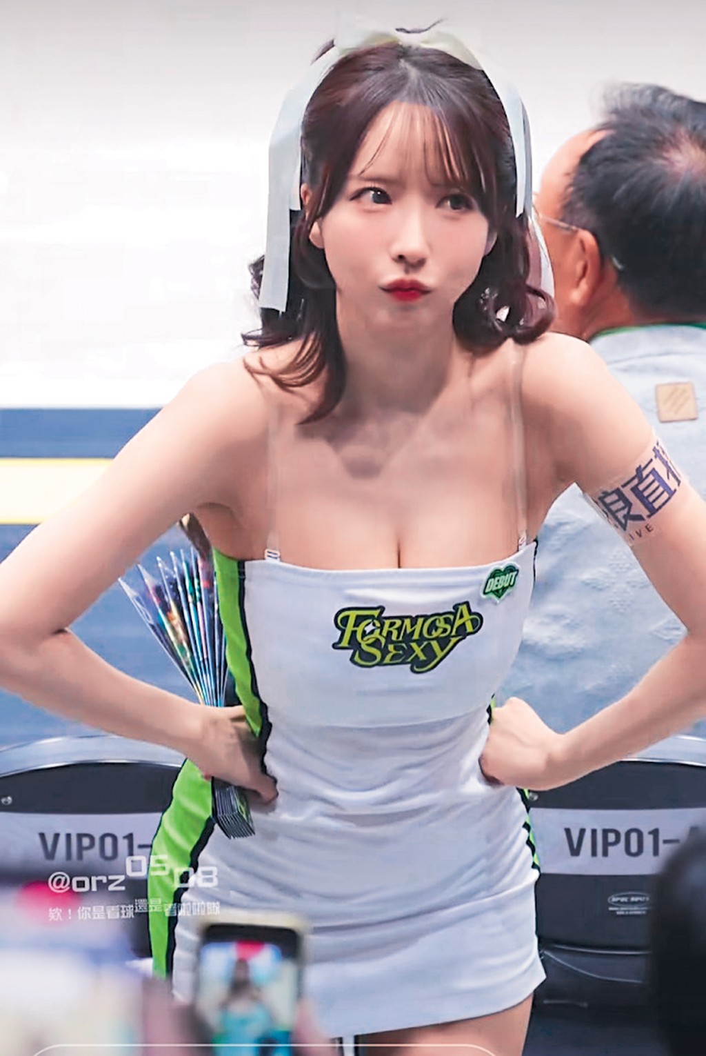 三上悠亞加盟福爾摩沙夢想家隊的啦啦隊，更親到觀眾席，對球迷拋胸賣萌。
