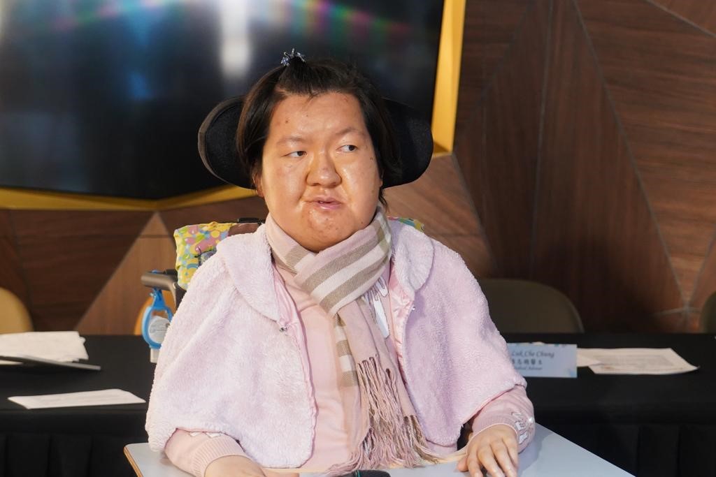28岁周佩珊是全港第一位患有脊髓肌肉萎缩症一型的大学生。叶伟豪摄  