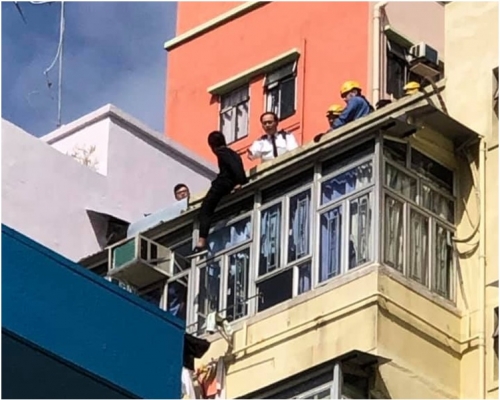 救援人員接報後在場游說。香港突發事故報料區網民Man Ho圖片