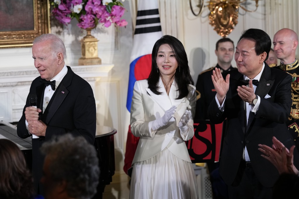 南韩总统尹锡悦夫妇参与美国总统拜登夫妇在白宫东厢房设置的国宾晚宴。AP