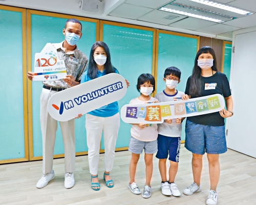 ■左起:義工奧德文、YMCA執行幹事蕭婉玲、劉鎧儀、劉竣安及劉太分享疫下義工新趨勢。