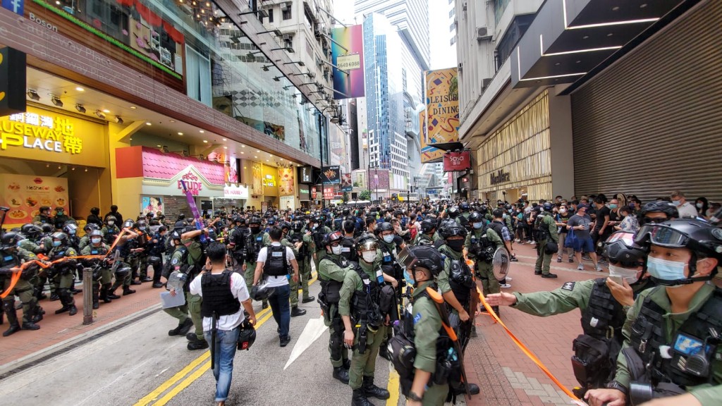 大批市民被警方截查。