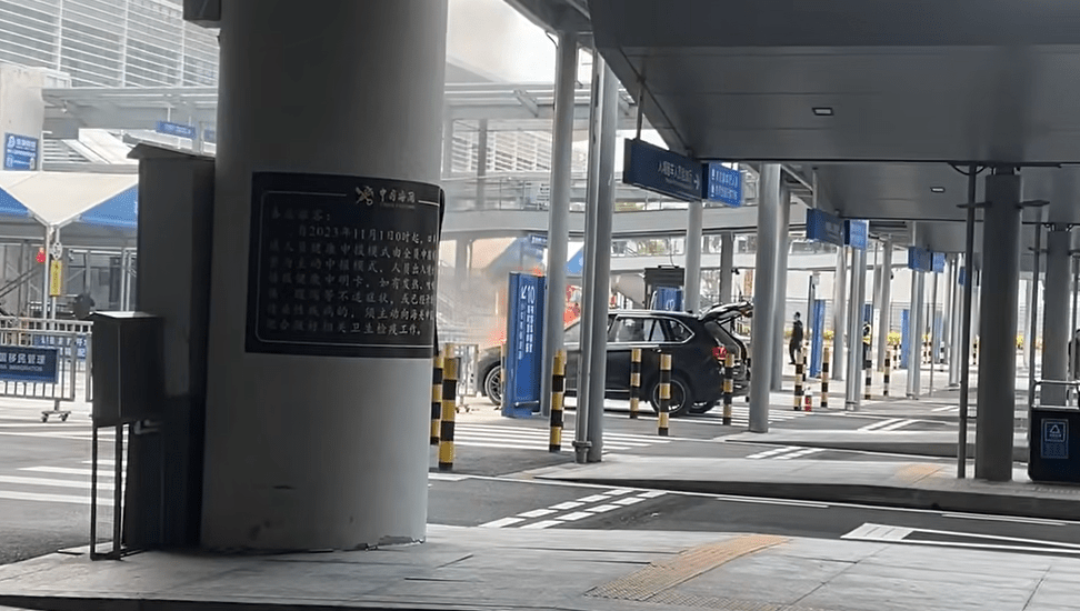 一輛掛有香港車牌的黑色寶馬私家車於等候通道突然起火。網上片段截圖