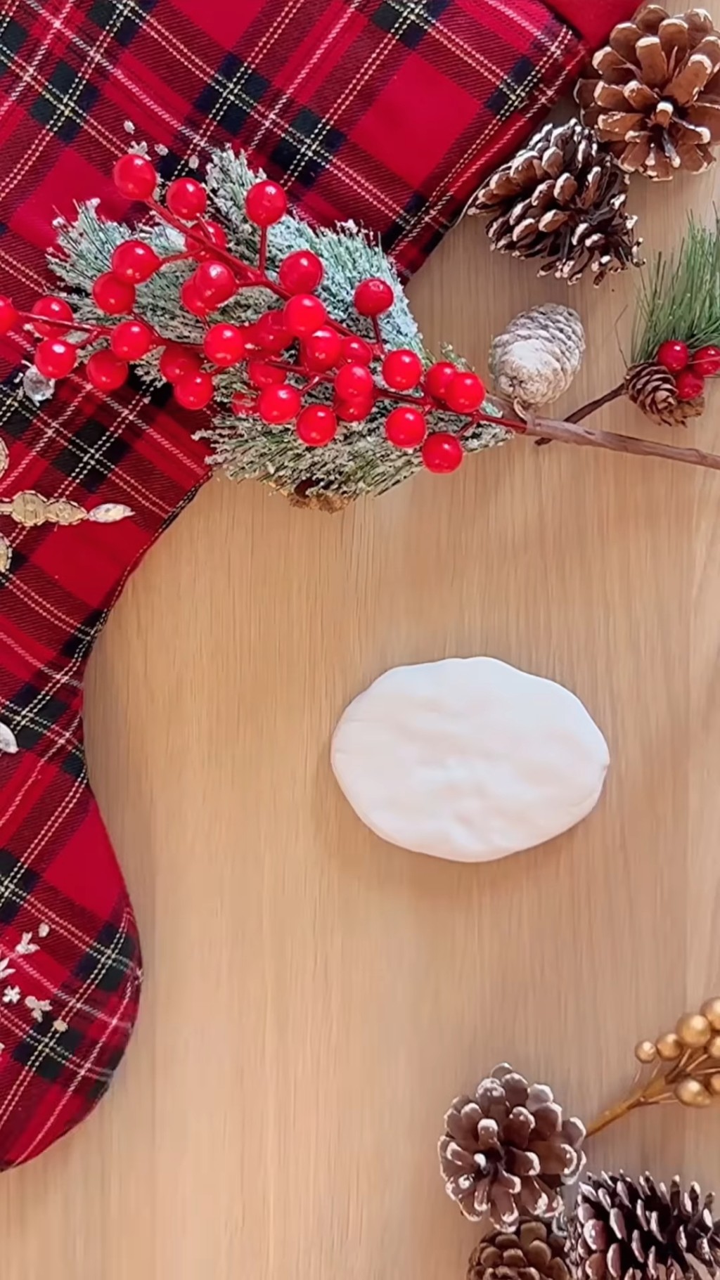 陸浩明女友陳詩欣有對巧手，與男友分別都在IG分享布置CHANEL聖誕樹的影片。