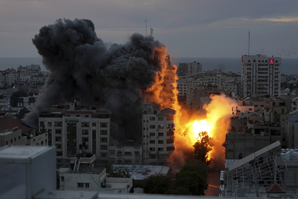 加沙地帶多楝樓宇遭到空襲。美聯社