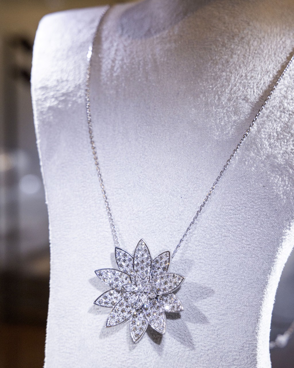 Van Cleef & Arpels梵克雅宝':Lotus”钻石吊坠项链。