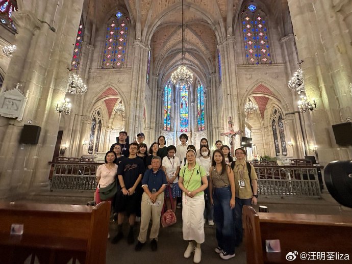 参观广州教区石室圣心主教教座堂。