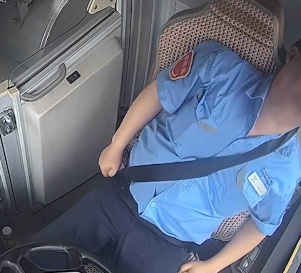 闭路电视拍下周俞临终前将巴士刹停的情况。