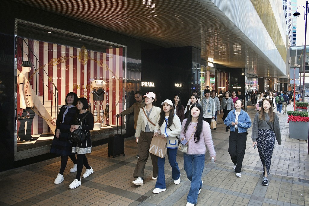 羅淑佩指本港去年12月整體市面人流暢旺。