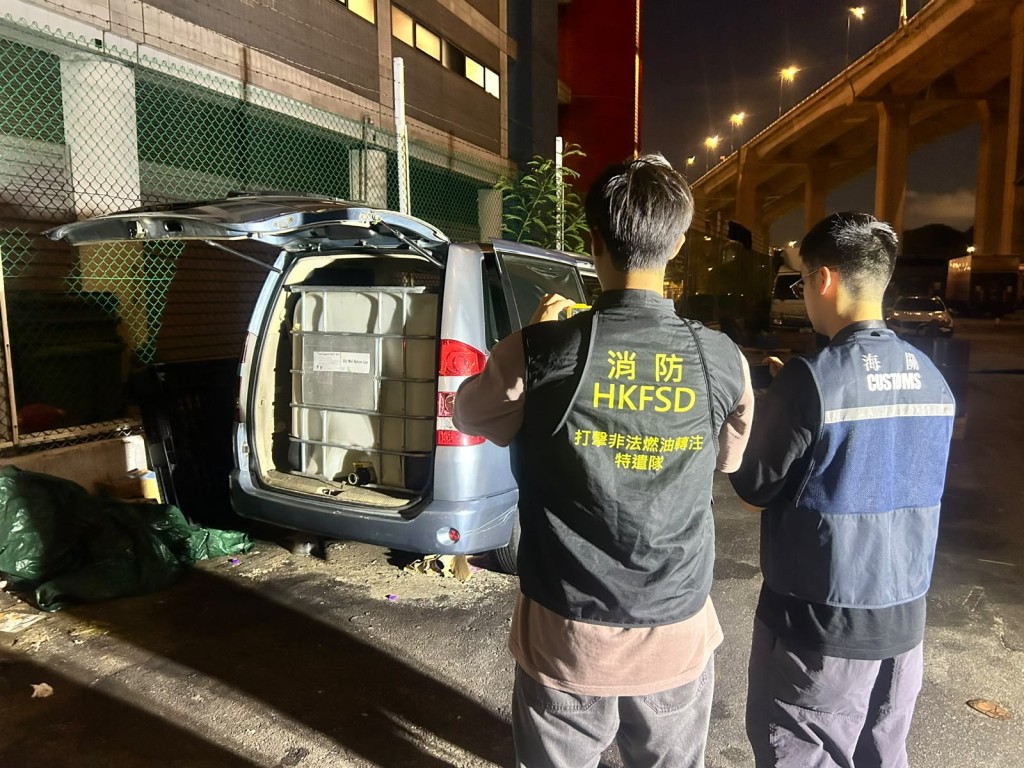 消防及海關搗破兩個流動非法電油加油站。 消防及海關搗破兩個流動非法電油加油站。