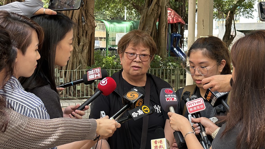 鄧太對自己家園盡毀表心痛。梁國峰攝 鄧太對自己家園盡毀表心痛。梁國峰攝