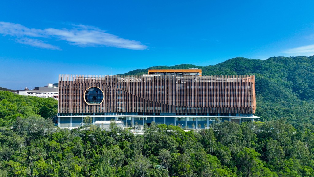 建築外牆呼應依山傍海的自然環境，結合中醫藥文化元素與現代建築設計。