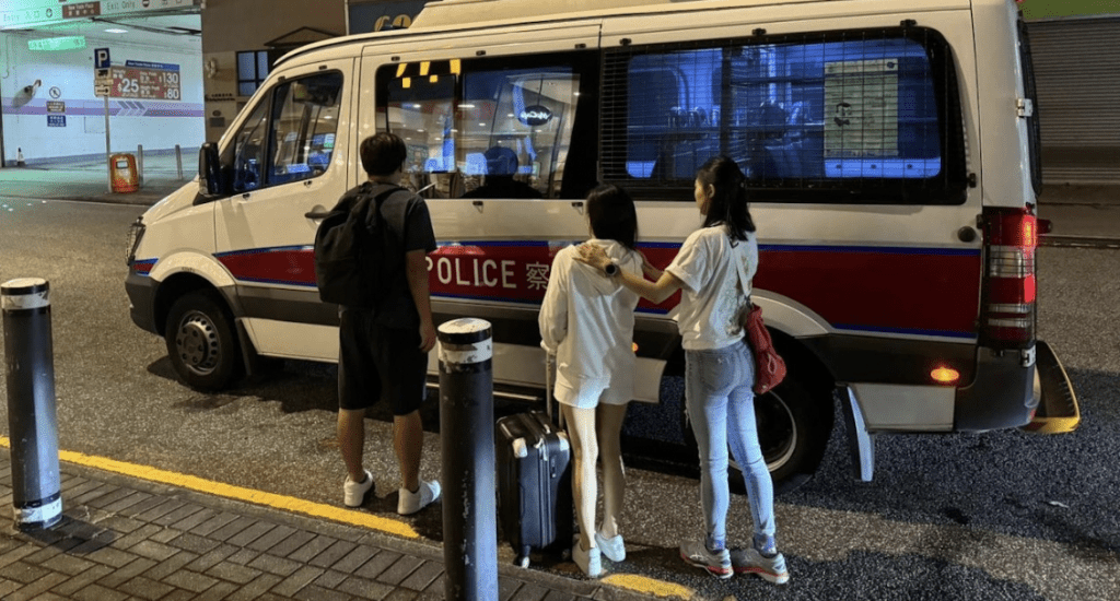 被捕女子由警車帶走。警方圖片