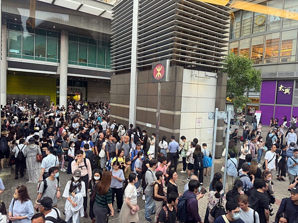 港鐵上周四將軍澳綫在傍晚繁忙時間的事故，影響大批放工的市民。資料圖片