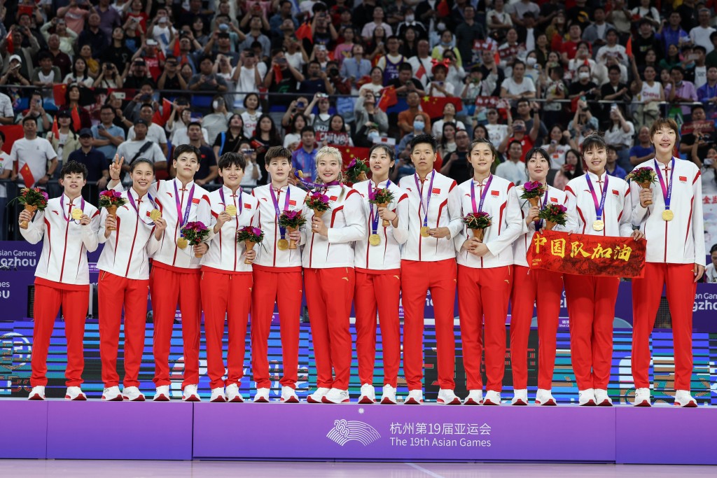中國女籃成功衛冕冠軍，球員在頒獎儀式上。新華社