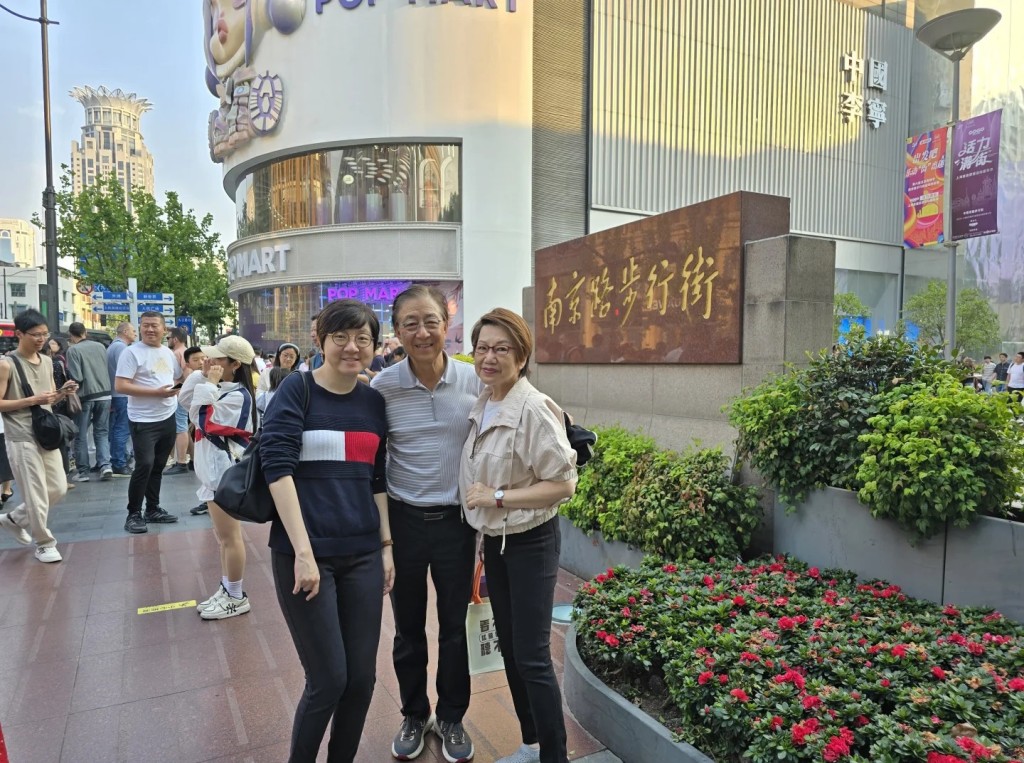 車淑梅與張文新在上海與女兒(左)及女婿歡度。 車淑梅與張文新在上海與女兒(左)及女婿歡度。