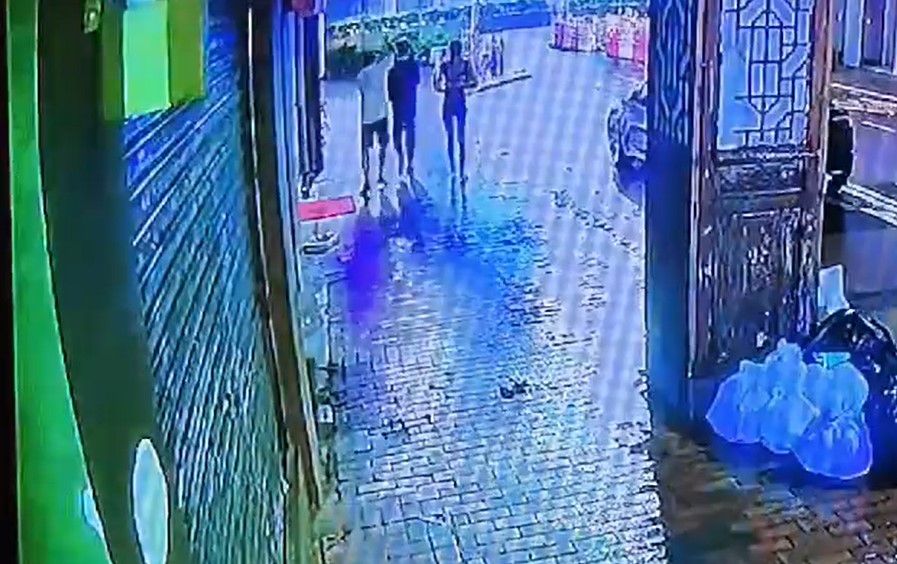 身穿白色上衣的被告巫泰峯從後靠近並施襲。 身穿白色上衣的被告巫泰峯從後靠近並施襲。