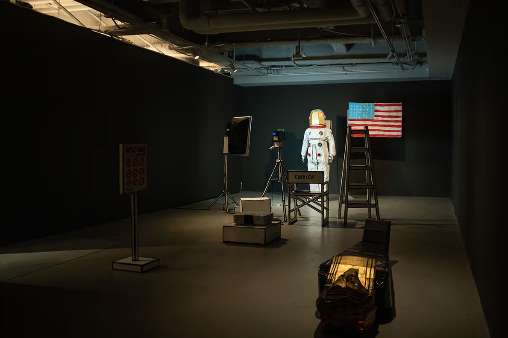 香港藝術畫廊 JPS Gallery 為慶祝開業十週年，邀請來自美國的藝術家 Barminski 參展，共同打造以登月計劃為主題的「Moon Lands On Man」全新展覽。（圖片來源： JPS Gallery ）