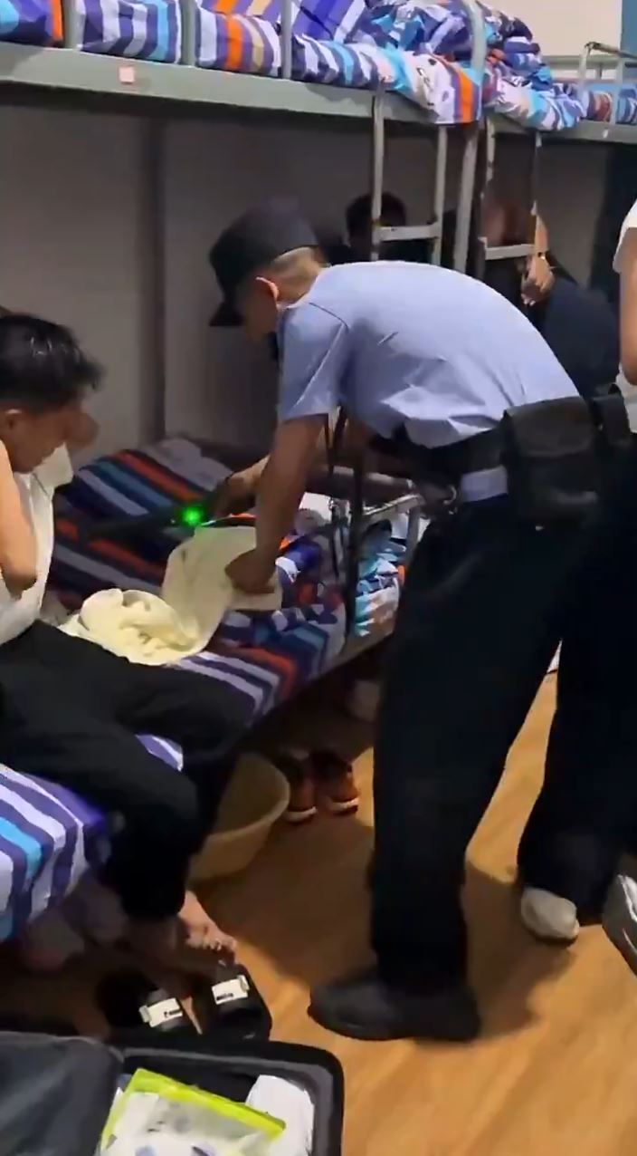 湖北襄陽警入校「踢倉」式檢查，遭外界質疑後將影片刪除。襄陽公安