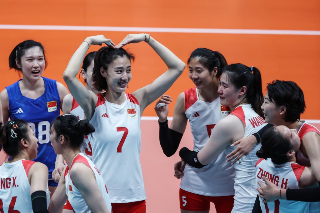 排球——女子组金牌赛：中国队夺冠。新华社