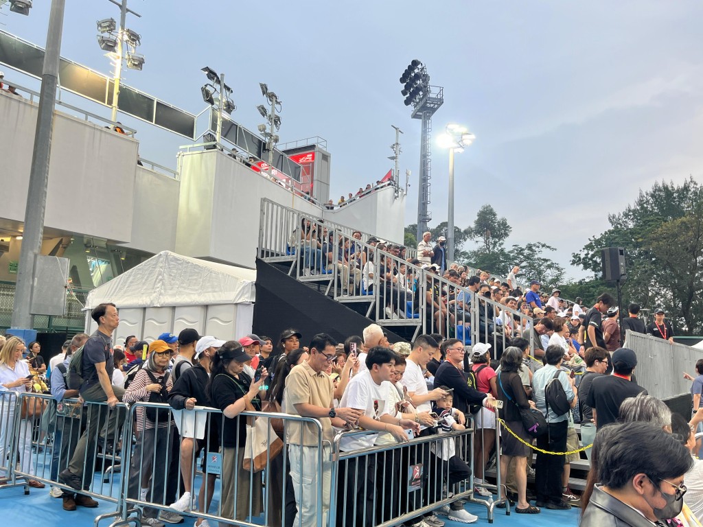 球場開始時,已有大批球迷在一號場邊排隊,等場內有空位才可以入內看比賽。徐嘉華攝 球場開始時,已有大批球迷在一號場邊排隊,等場內有空位才可以入內看比賽。徐嘉華攝
