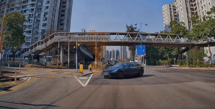 Tesla電動車駛去對面線入口進入友愛邨。fb：車cam L（香港群組）