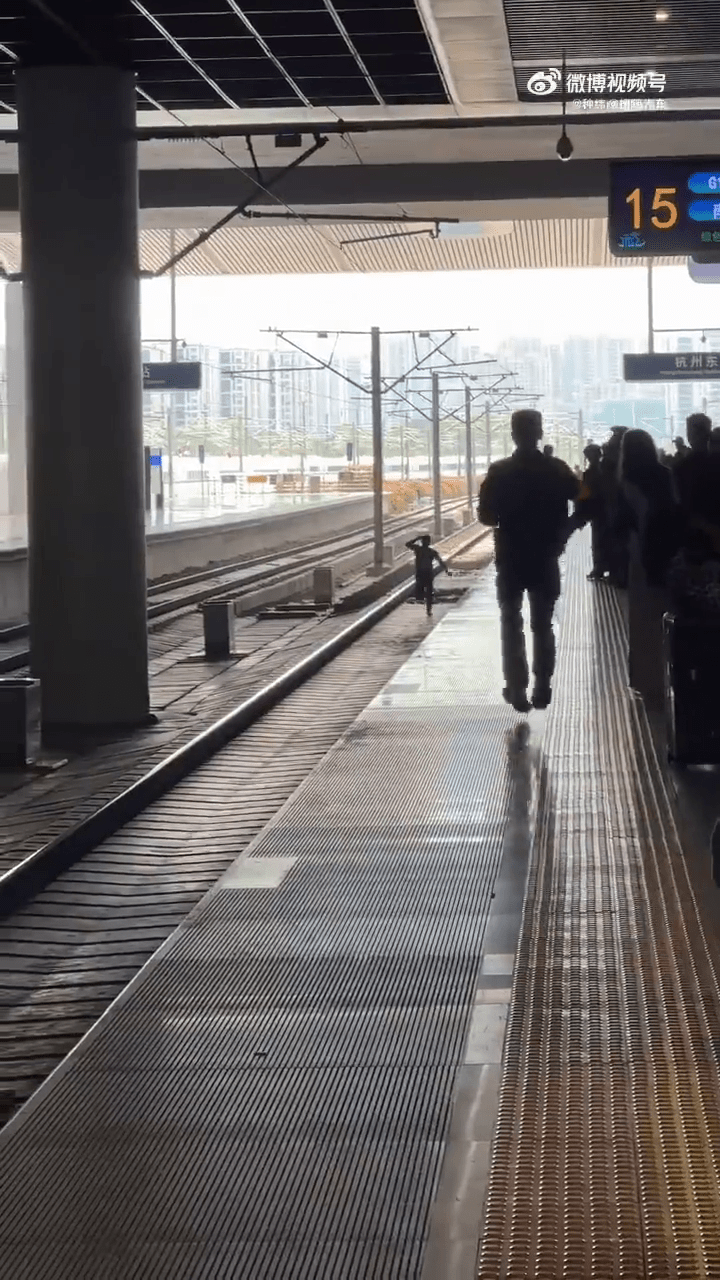 杭州东站一男子闯轨遁奔跑，有工作人员在月台上追赶男子。