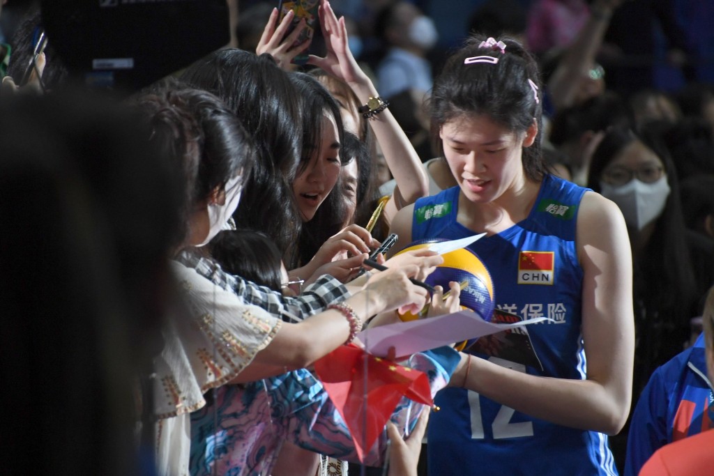 李盈瑩為球迷簽名。 本報記者攝