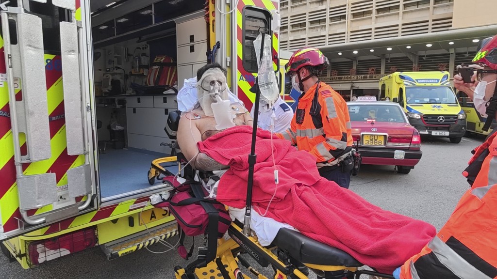 一名非華裔男子燒傷，清醒由救護車送往伊利沙伯醫院治理。黃文威攝