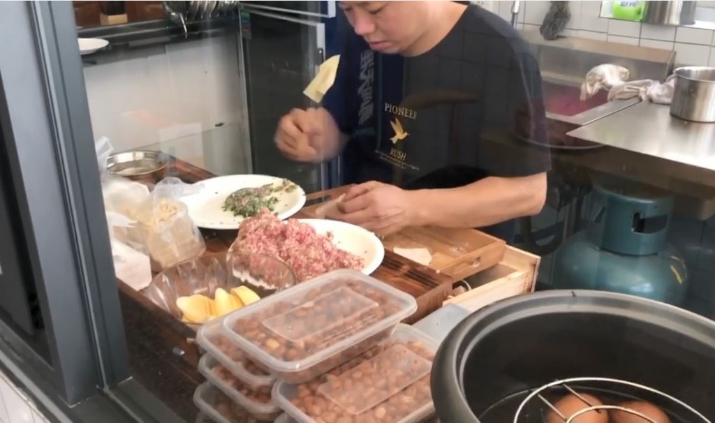老闆好用心包緊雲吞，半眼都冇望過鏡頭。