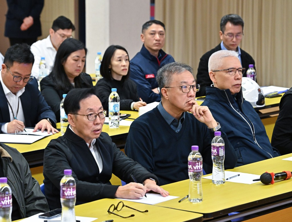 陸啟康（前排中）、陳健波（前排左）和歐陽伯權（前排右）聽取人員講解。政府新聞處圖片