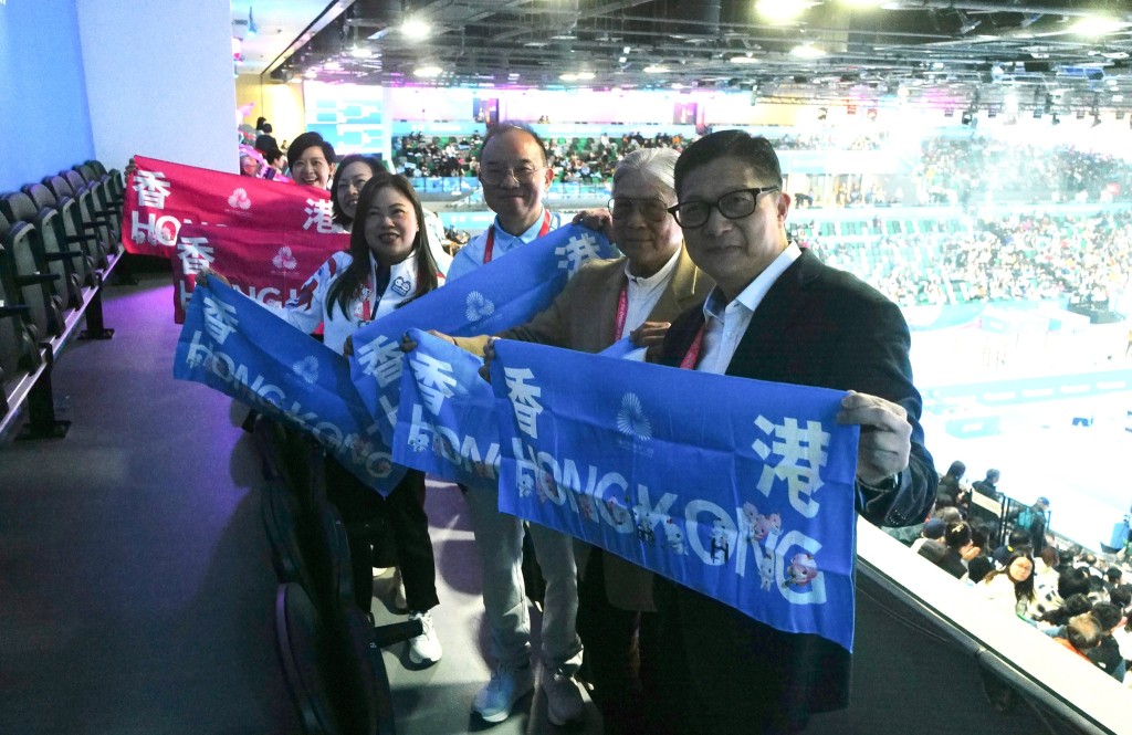 多名局長到場見證香港男子花劍隊奪冠一刻。何永賢FB