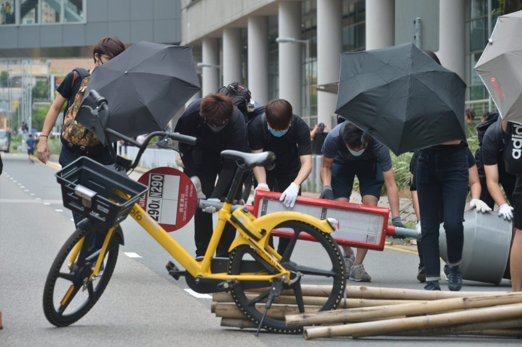 示威者推單車水馬堵塞寶邑路