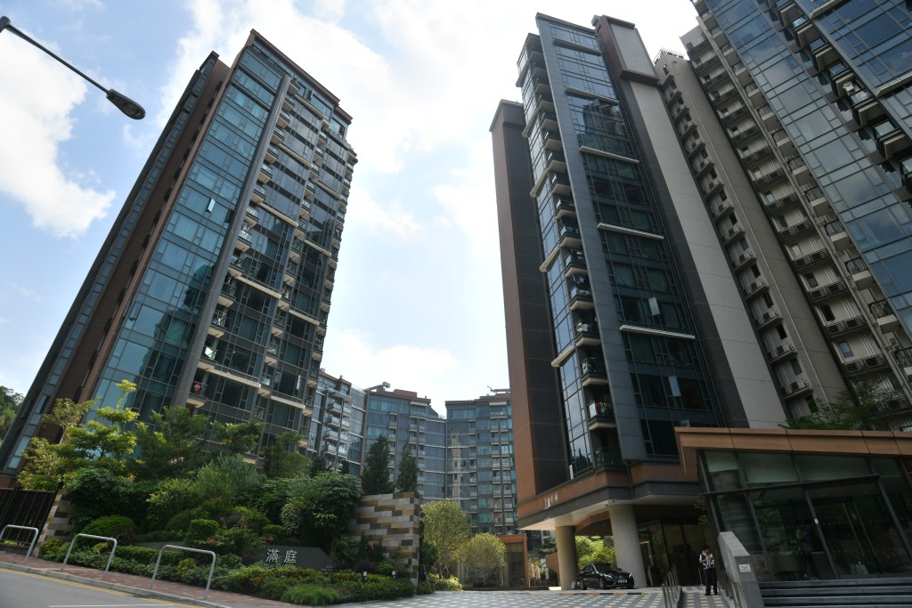 屯門滿名山滿庭1座低層D室，面積約610方呎，2房間隔，以月租16,000元承租，呎租約26.2元。