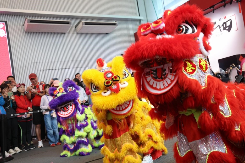 4只精灵活泼的BB狮灵活轻盈，矫健敏捷地随着喜庆音乐为各人送上新年祝福，现场气氛欢庆热闹。