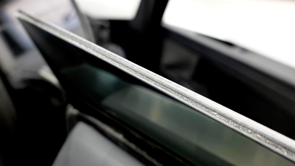 Tesla Cybertruck夾層玻璃車窗結構