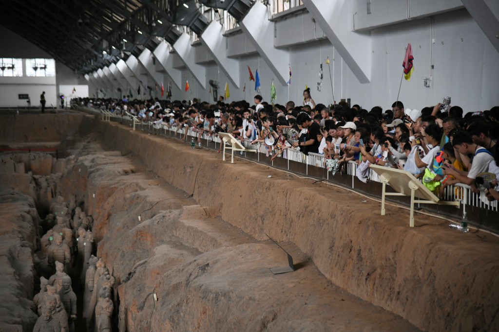 第四天，参观秦始皇兵马俑博物馆，观察兵马俑神态与编制，了解秦朝一统天下的历史背景及现代考古发掘与文物保育的专业工作。（新华社图片）